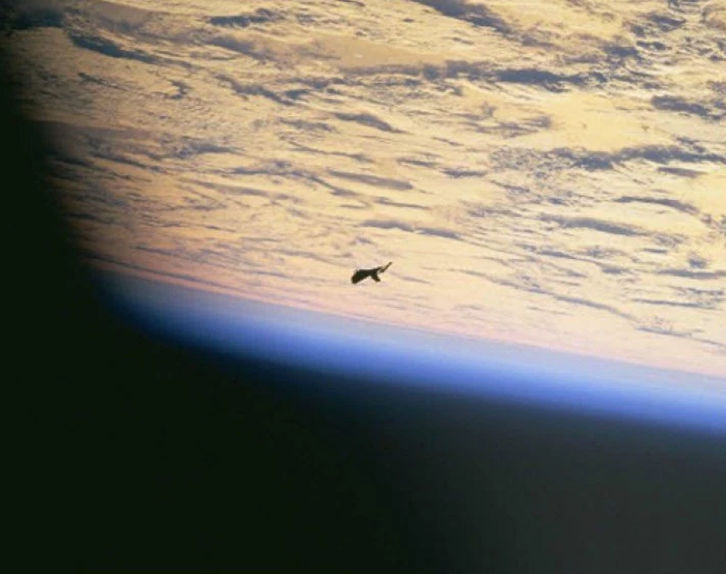 Illustration for article titled Black Knight: el retorcido origen del bulo sobre el satélite extraterrestre que vigila nuestro planeta
